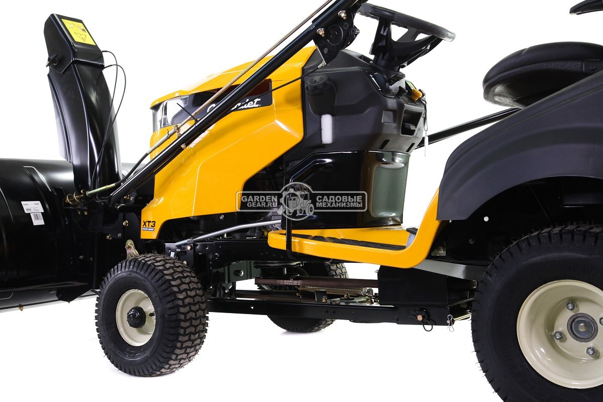 Снегоуборочный трактор Cub Cadet XT3 QR95 с 3X роторным снегоуборщиком и цепями на колеса