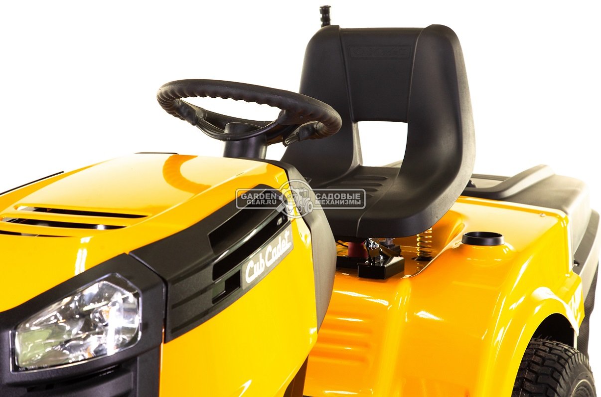 Снегоуборочный трактор Cub Cadet LT2 NR92 с ножом отвалом 117 см., и цепями на колеса