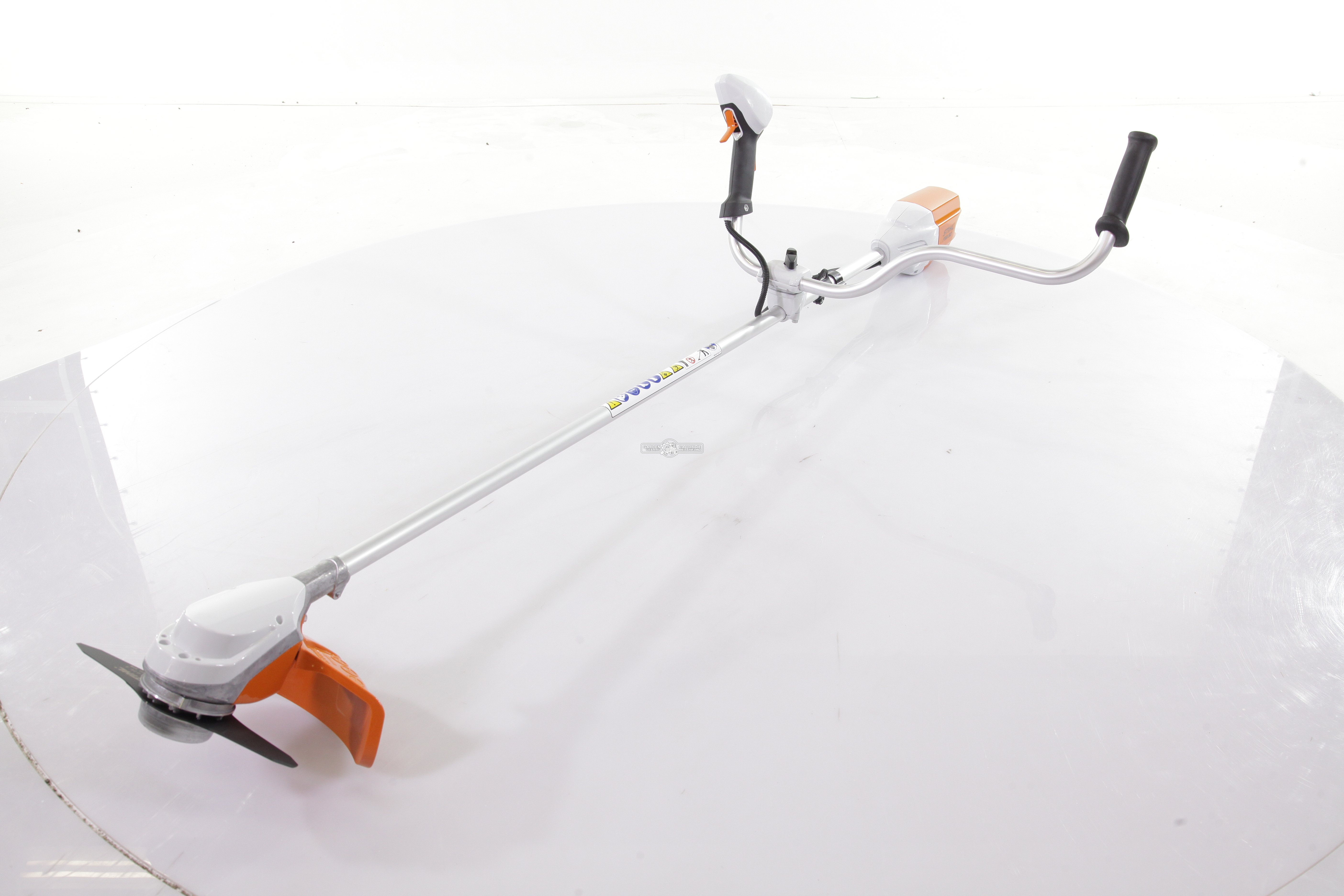 Аккумуляторная мотокоса Stihl FSA 90 SET c AP200 и AL101 (AUT, 36В Pro, 2-х лопастной нож, леска - опция, Т-рукоятка, 3,2 кг.)