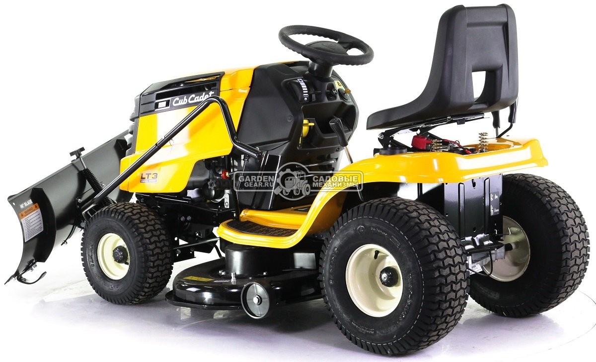 Снегоуборочный трактор Cub Cadet LT3 PS107 с ножом отвалом 117 см., и цепями на колеса