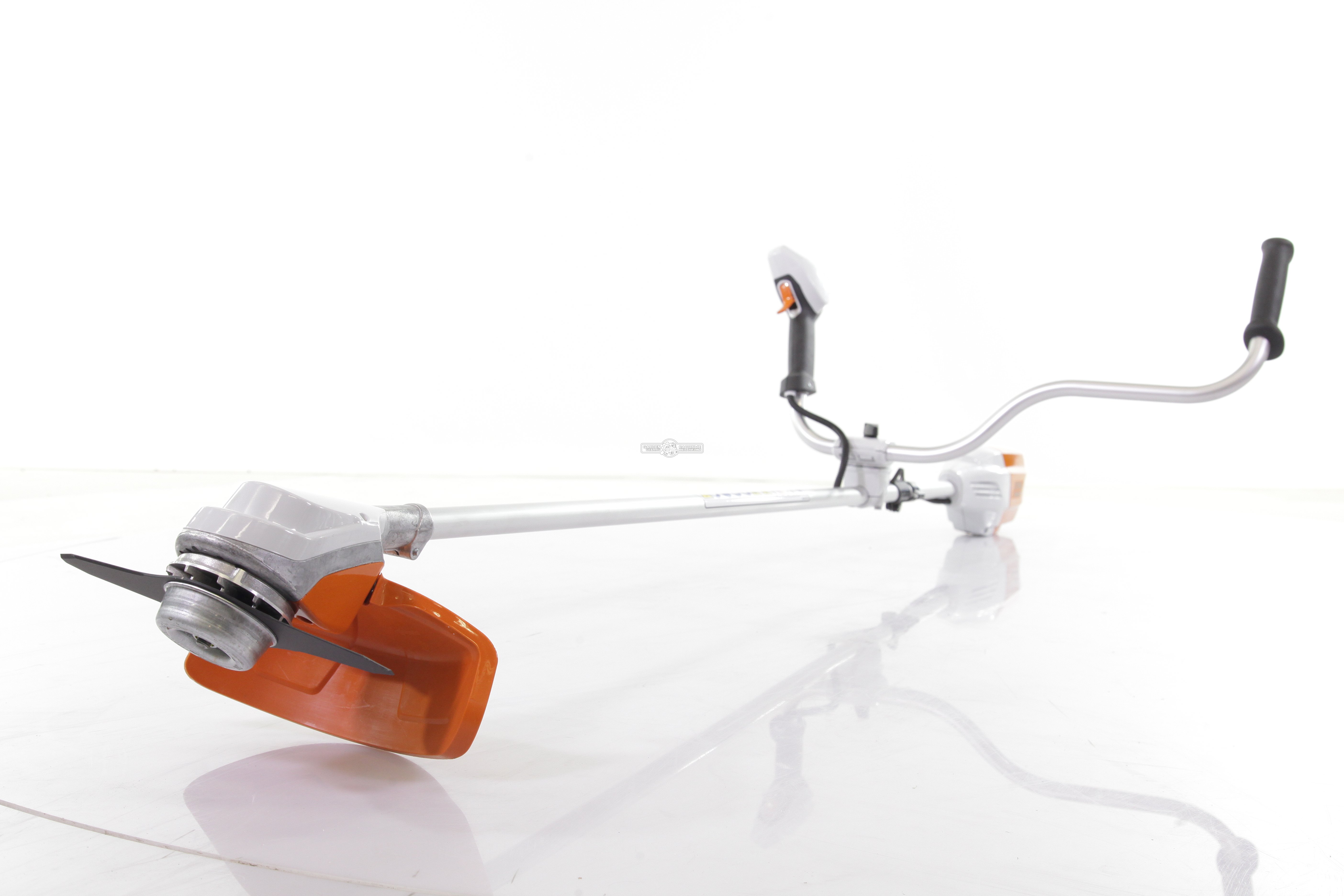 Аккумуляторная мотокоса Stihl FSA 90 SET c AP200 и AL101 (AUT, 36В Pro, 2-х лопастной нож, леска - опция, Т-рукоятка, 3,2 кг.)