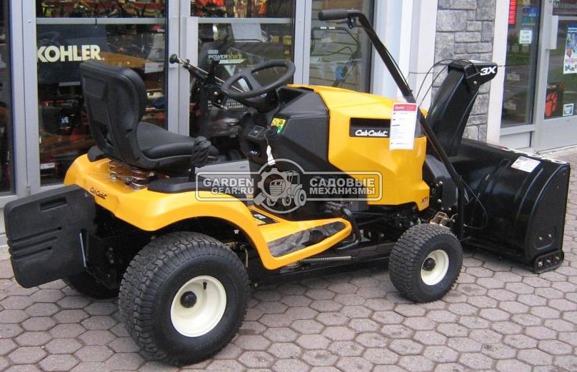 Снегоуборочный трактор Cub Cadet XT1 OS107 с 3X роторным снегоуборщиком и цепями на колеса