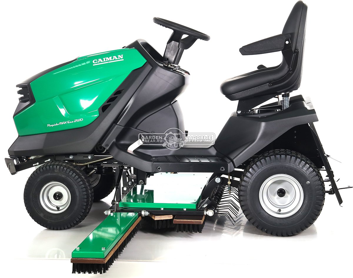 Трактор для футбольного поля Caiman Rapido TOSS Sport с щёткой для ухода за искусственным газоном