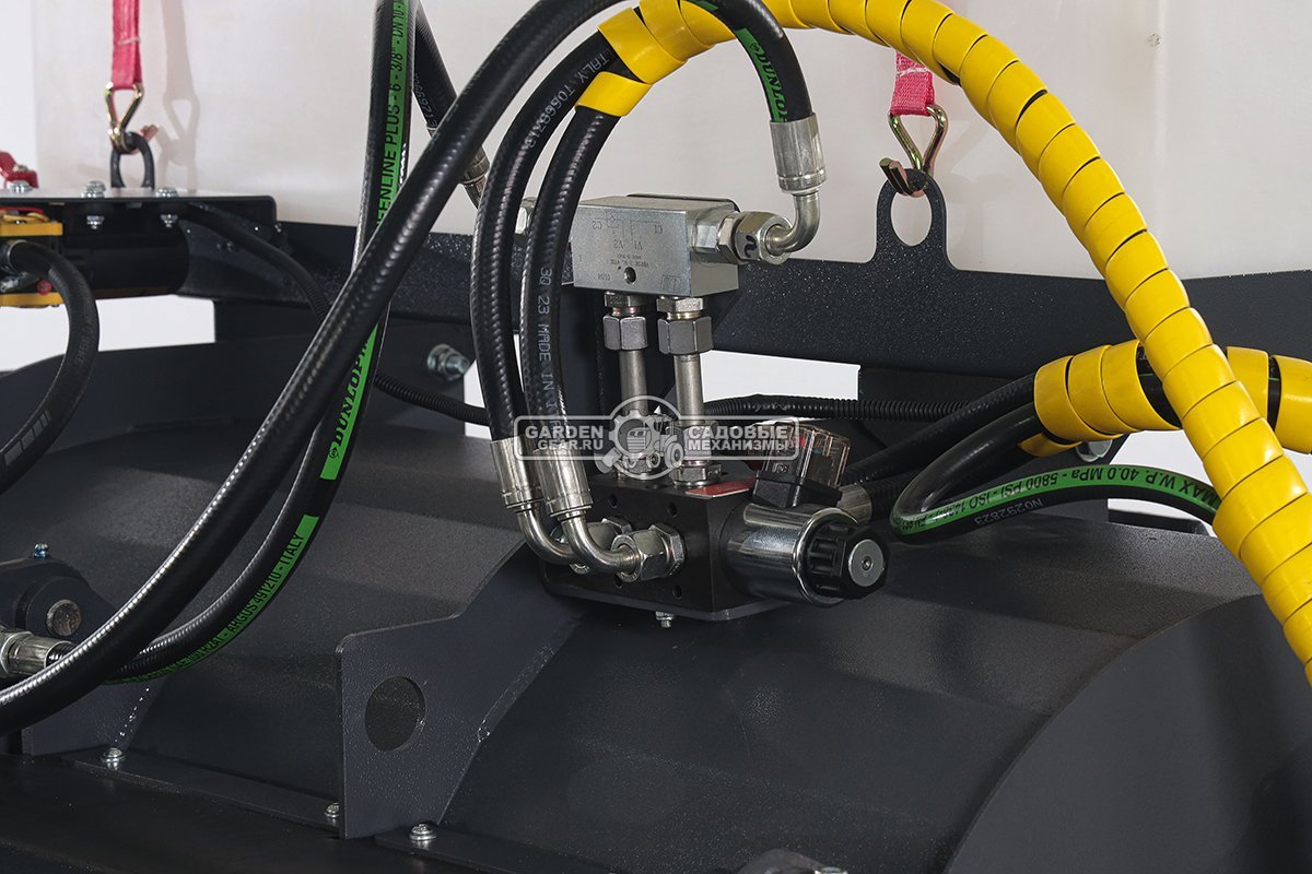 Щетка бункерная Baumech с системой орошения ширина 110 см., объем бункера 100 л., выгрузка гидравлическая, диаметр 400 мм., 180 кг.