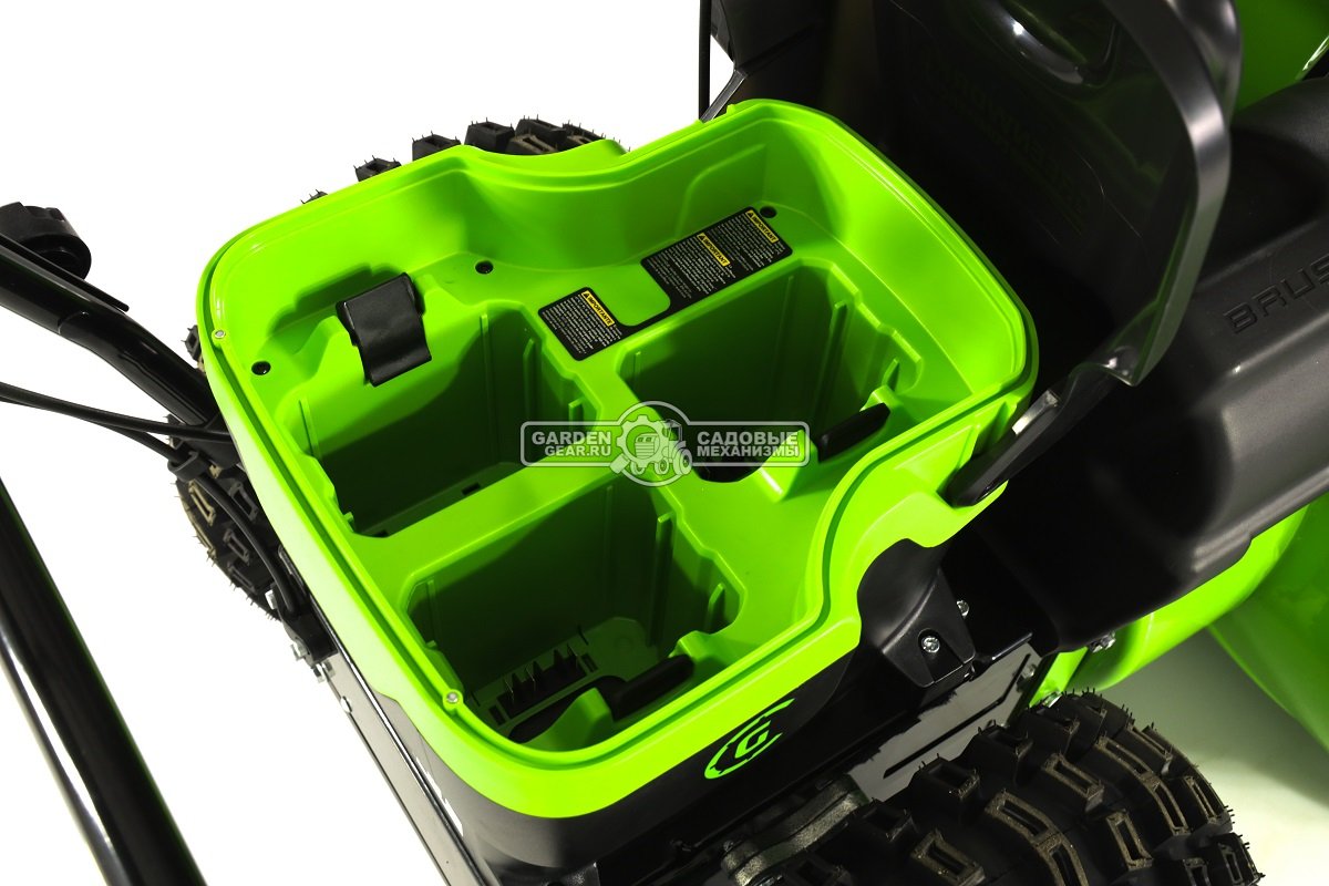 Снегоуборщик аккумуляторный самоходный GreenWorks GD82ST56 с 3 АКБ по 5 А/ч и двойным ЗУ (PRC, BL 82В, 61 см, 3 слота для АКБ, 80 кг)