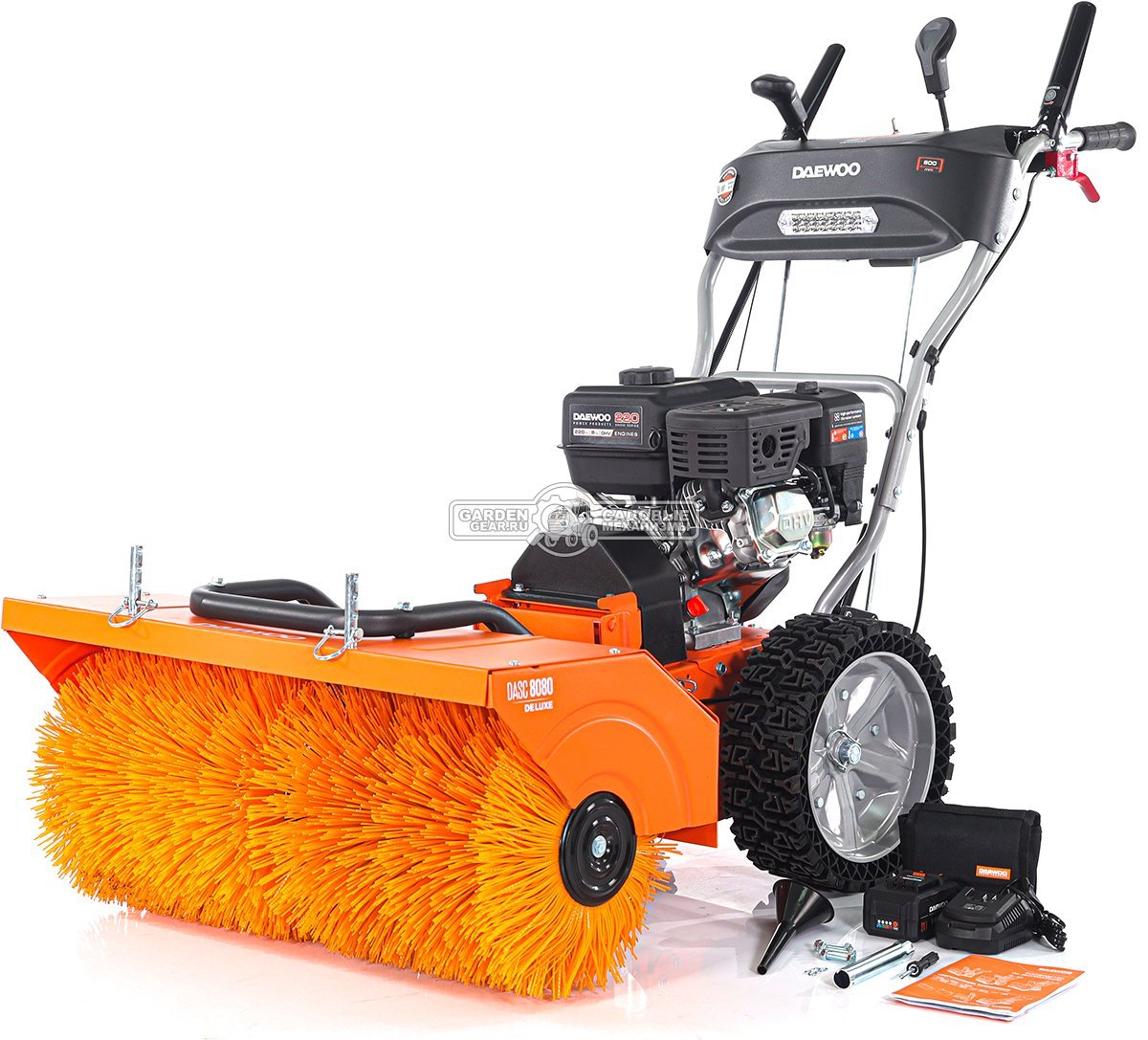 Подметальная машина Daewoo DASC 8080 (PRC, Daewoo 220 куб.см., запуск от аккумулятора 21В, фара, скорости 5/2, шир. 80 см., диам.35 см., 77,5 кг.)
