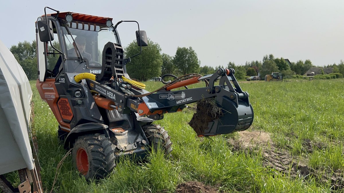 Фронтальный погрузчик Нева с кабиной (RUS, ММЗ-3LDT, 42 л.с., 60 л/мин, грузоподъемность 1200 кг, 2100 кг)