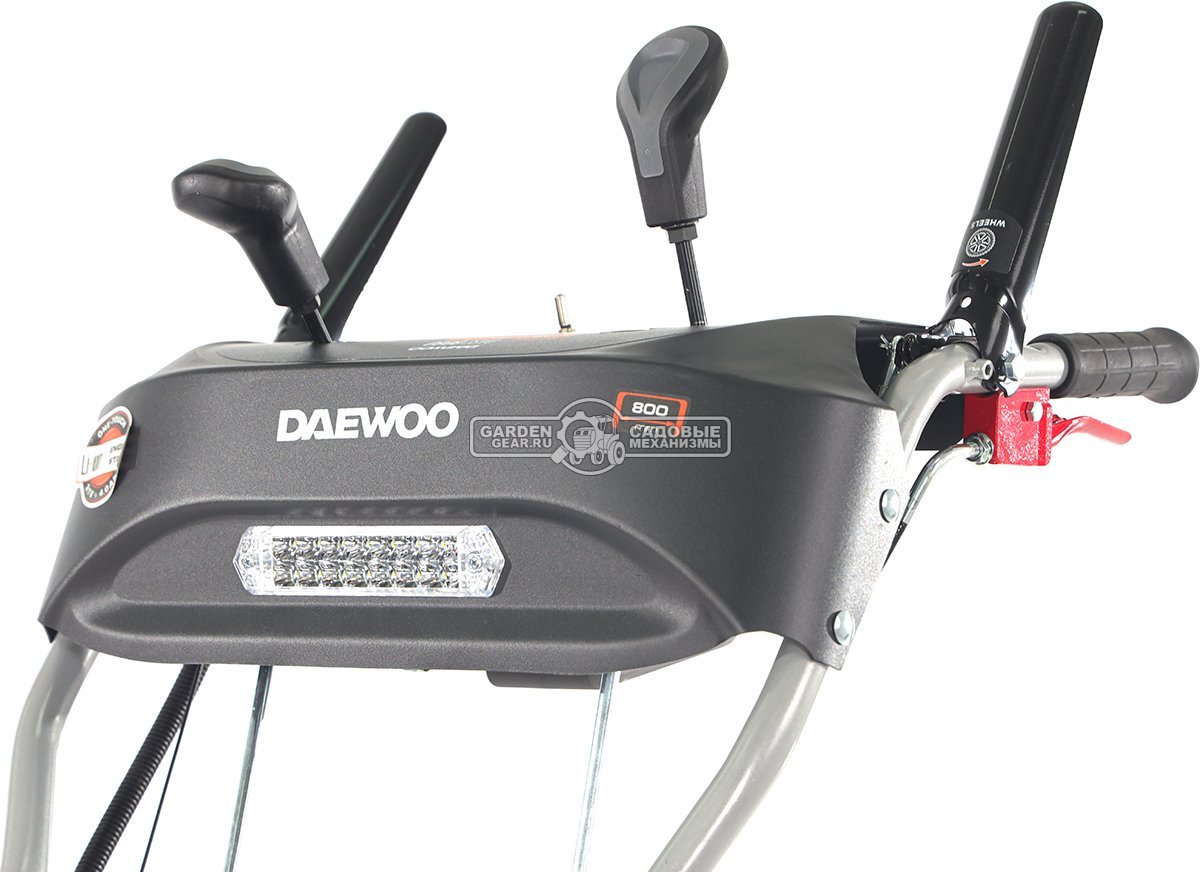 Подметальная машина Daewoo DASC 8080 (PRC, Daewoo 220 куб.см., запуск от аккумулятора 21В, фара, скорости 5/2, шир. 80 см., диам.35 см., 77,5 кг.)