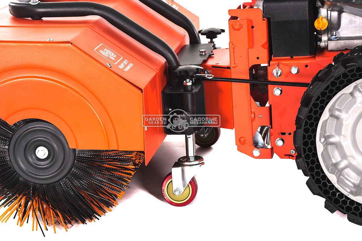 Комбимашина Daewoo SC 8080 с щеткой 80 см. и снегоуборщиком 56 см. (PRC, Daewoo, 221 куб. см., запуск от аккумулятора 21В, скорости 6/2, 87 кг.)