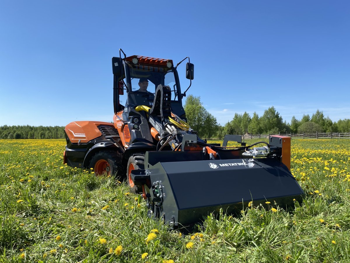 Фронтальный погрузчик Нева с кабиной (RUS, ММЗ-3LDT, 42 л.с., 60 л/мин, грузоподъемность 1200 кг, 2100 кг)