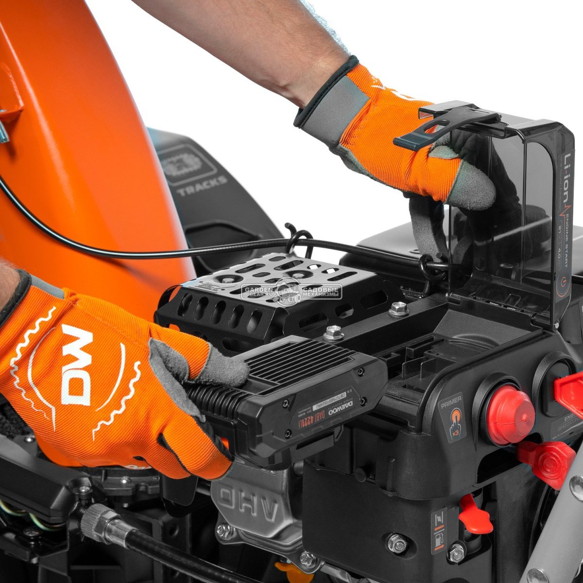 Снегоуборщик Daewoo S 8060 гусеничный (PRC, 61 см., Daewoo, 220 куб.см., эл/стартер 21В, фара, скорости 6/2, подогрев рукояток, 83 кг.)