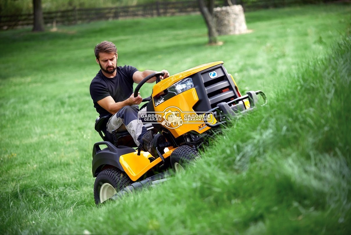 Снегоуборочный трактор Cub Cadet XT3 QS137 с 3X роторным снегоуборщиком