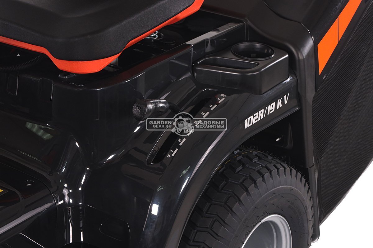 Садовый трактор Oleo-Mac OM 102R/19 KV (PRC, Emak K 1900 V-Twin, 586 см3, 102 см., гидростатика, травосборник 300 л., 198 кг.)