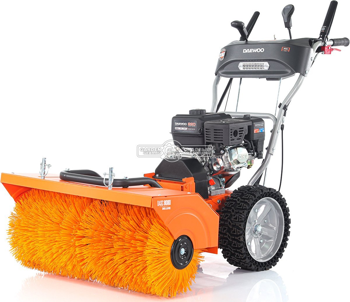 Подметальная машина Daewoo DASC 8080 (PRC, Daewoo 220 куб.см., запуск от аккумулятора 21В, фара, скорости 5/2, шир. 80 см., диам.35 см., 77,5 кг.)