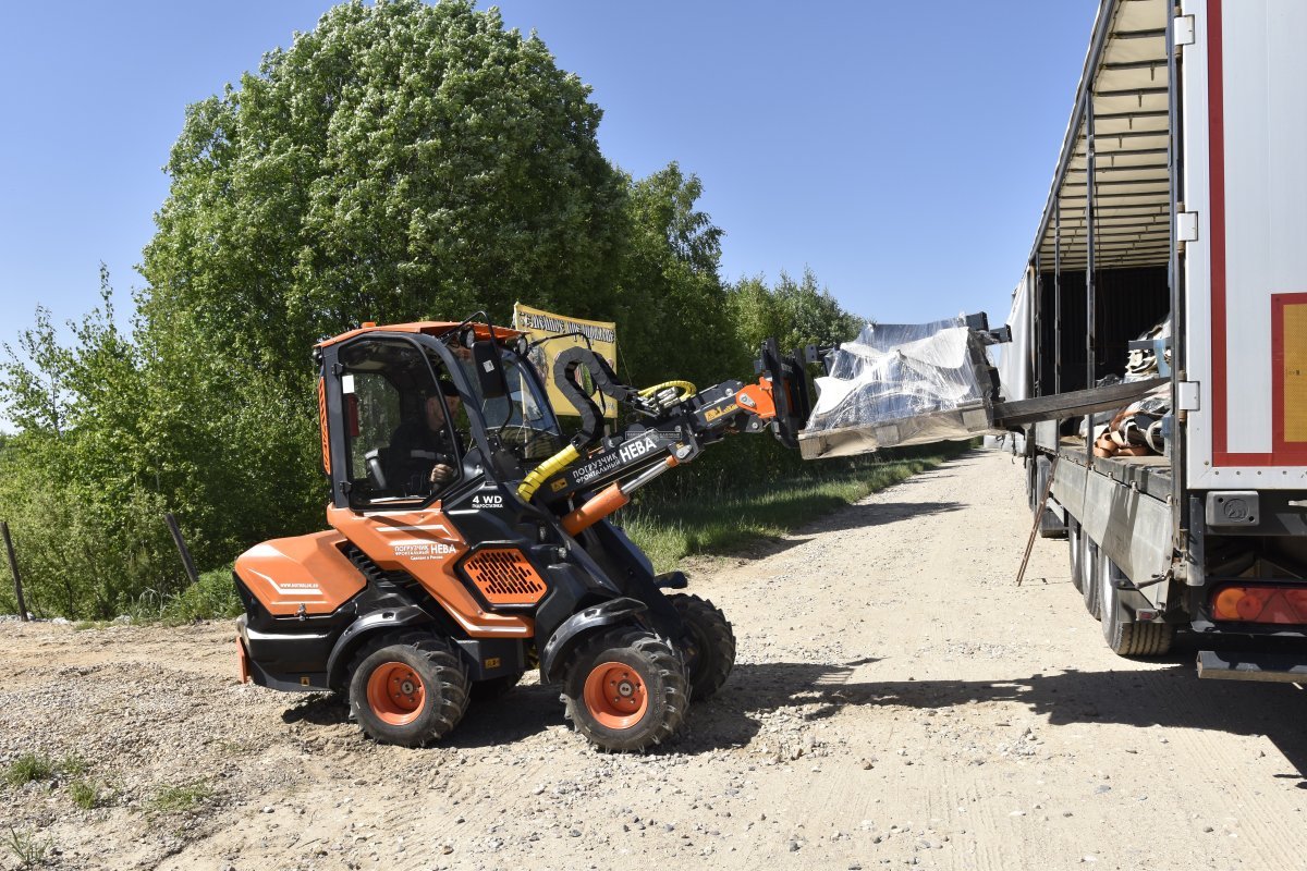 Фронтальный погрузчик Нева с кабиной (RUS, ММЗ-3LDT, 42 л.с., 60 л/мин, грузоподъемность 1200 кг, 2100 кг)
