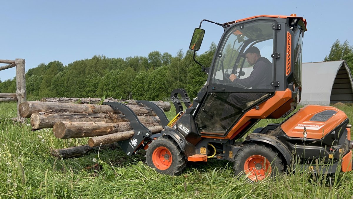 Фронтальный погрузчик Нева с кабиной (RUS, ММЗ-3LDT, 42 л.с., 60 л/мин, грузоподъемность 1200 кг, 2100 кг)