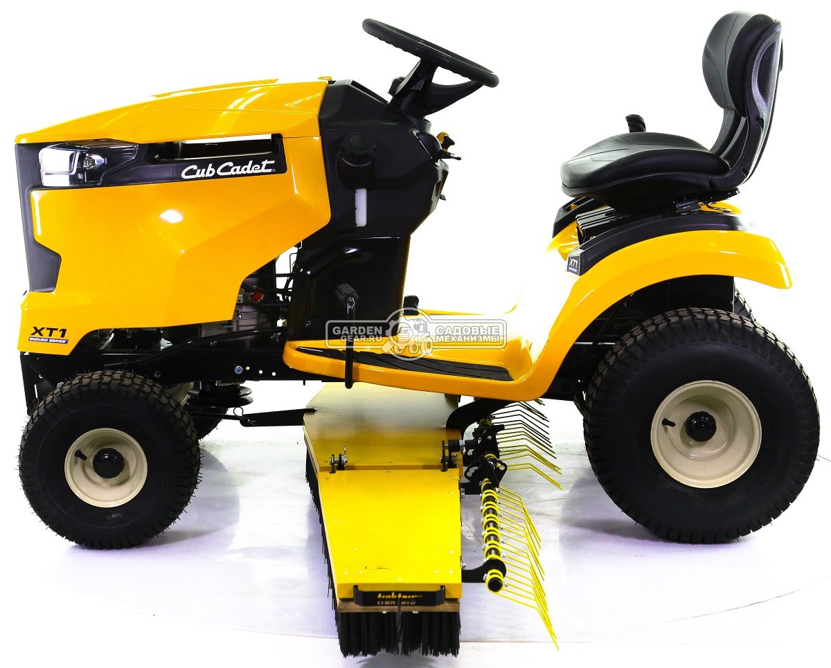 Трактор для футбольного поля Cub Cadet XT1 Sport с щёткой для искусственного газона