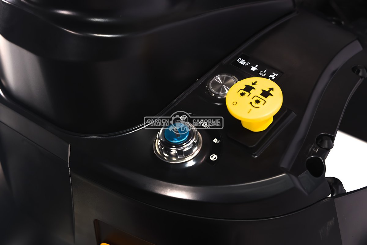 Садовый трактор Cub Cadet LT3 R102 (PRC, Cub Cadet V-Twin, 679 куб.см., гидростатика, травосборник 245 л, ширина кошения 102 см, 211 кг)
