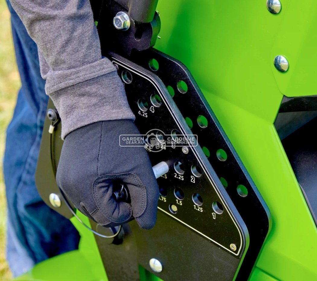 Садовый минирайдер GreenWorks ZTCS92 Stand-On аккумуляторный с нулевым радиусом разворота (PRC, 92 см, 82В, 105 Ач / 8 кВтч, 430 кг)