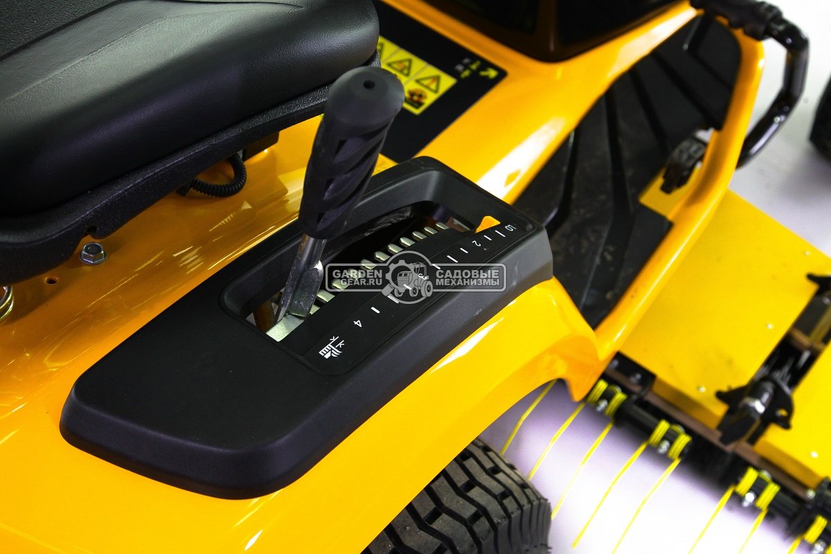 Трактор для футбольного поля Cub Cadet XT1 Sport с щёткой для искусственного газона