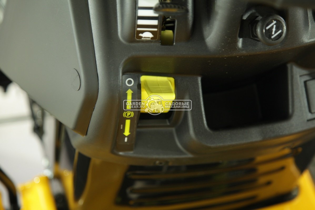 Садовый трактор Cub Cadet LT3 PS107 (USA, Cub Cadet 679, V-Twin, 679 куб.см., гидростатика, боковой выброс, ширина кошения 107 см., 175 кг.)