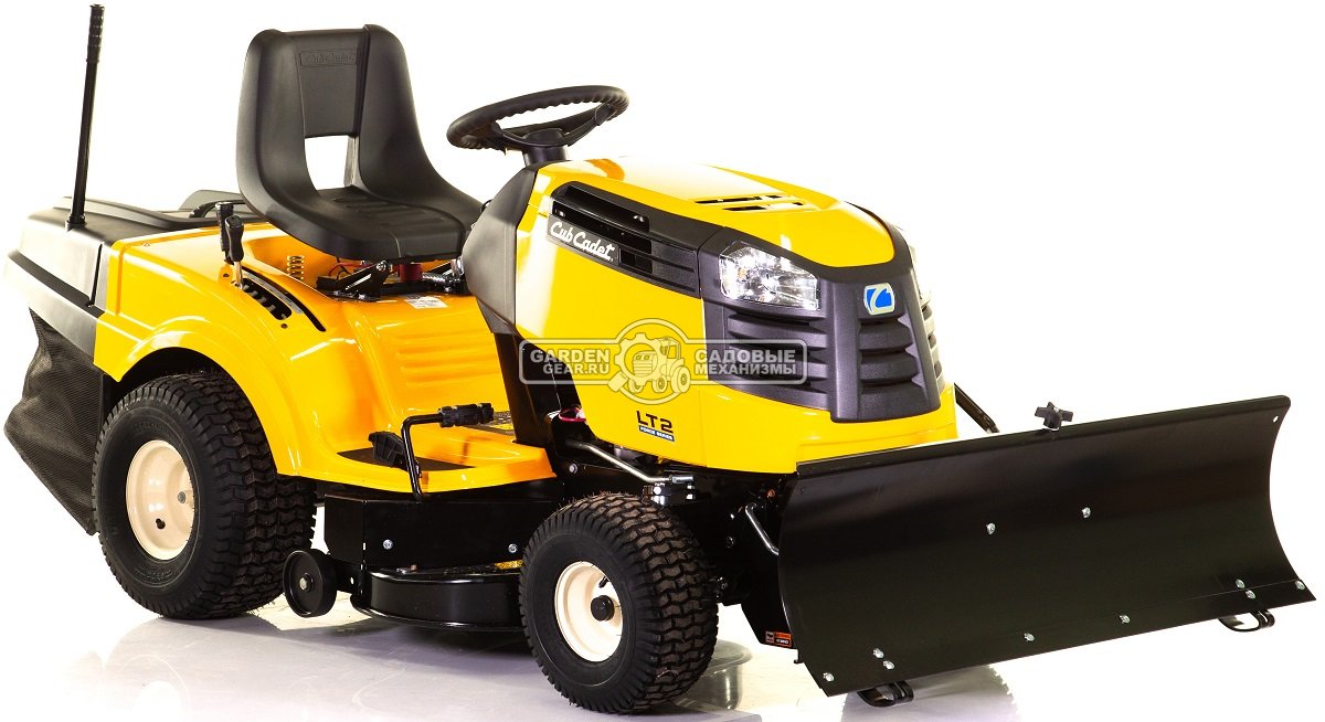 Снегоуборочный трактор Cub Cadet LT2 NR92 с ножом отвалом 117 см., и цепями на колеса