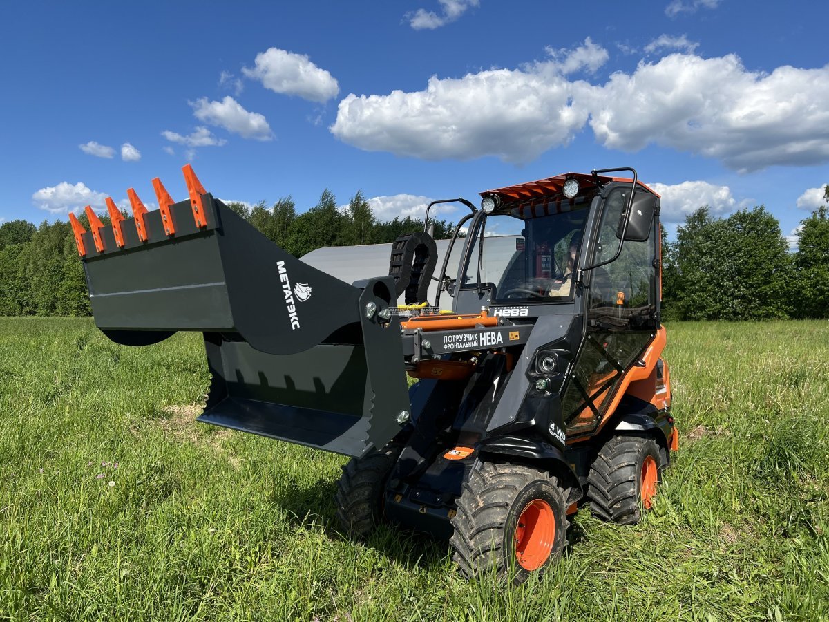 Фронтальный погрузчик Нева с кабиной (RUS, ММЗ-3LDT, 42 л.с., 60 л/мин, грузоподъемность 1200 кг, 2100 кг)