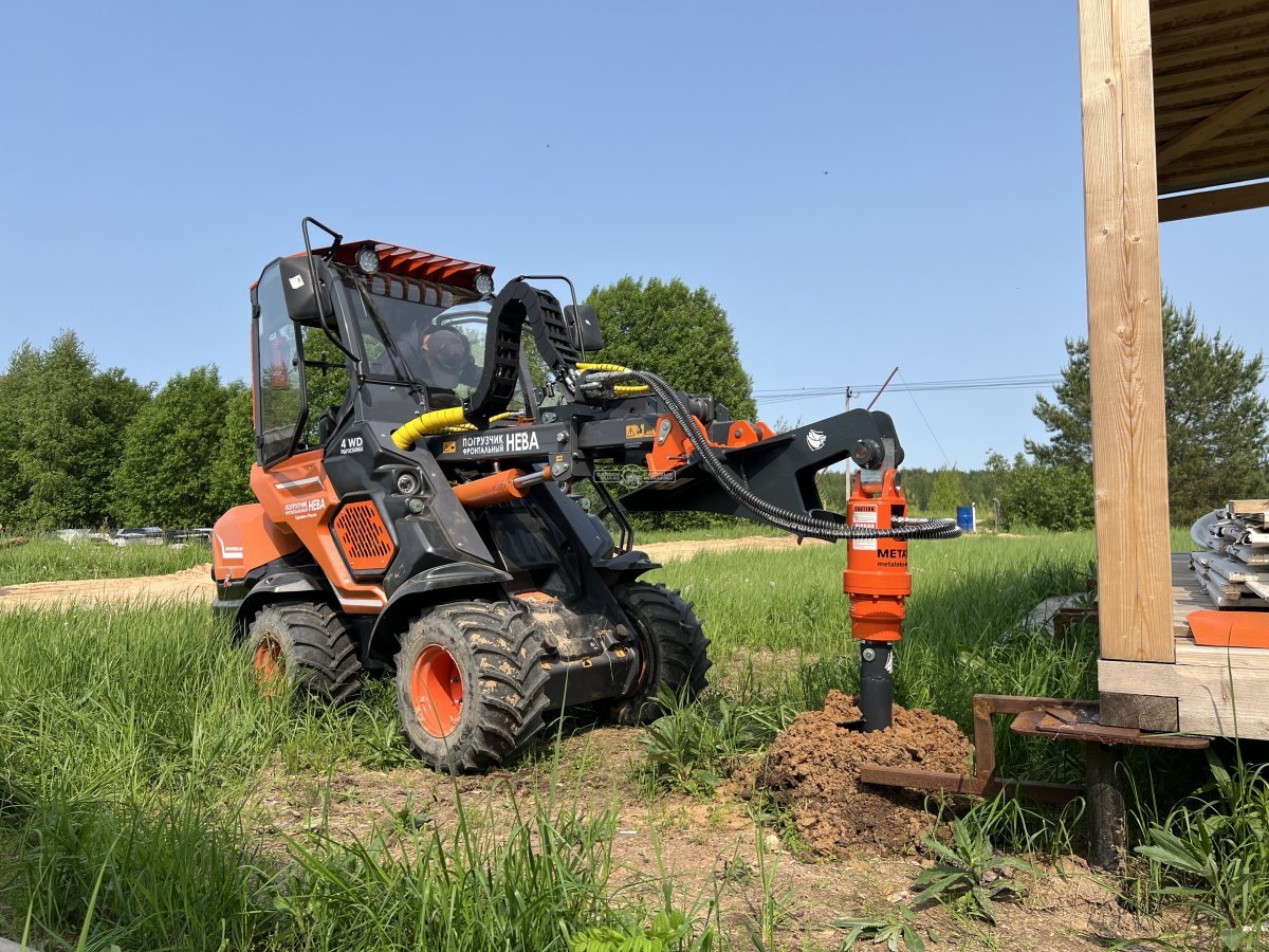 Фронтальный погрузчик Нева с кабиной (RUS, ММЗ-3LDT, 42 л.с., 60 л/мин, грузоподъемность 1200 кг, 2100 кг)