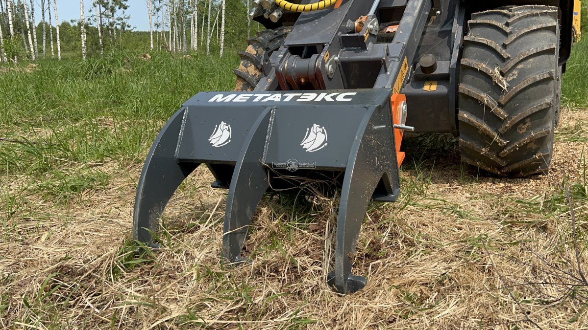 Фронтальный погрузчик Нева с кабиной (RUS, ММЗ-3LDT, 42 л.с., 60 л/мин, грузоподъемность 1200 кг, 2100 кг)