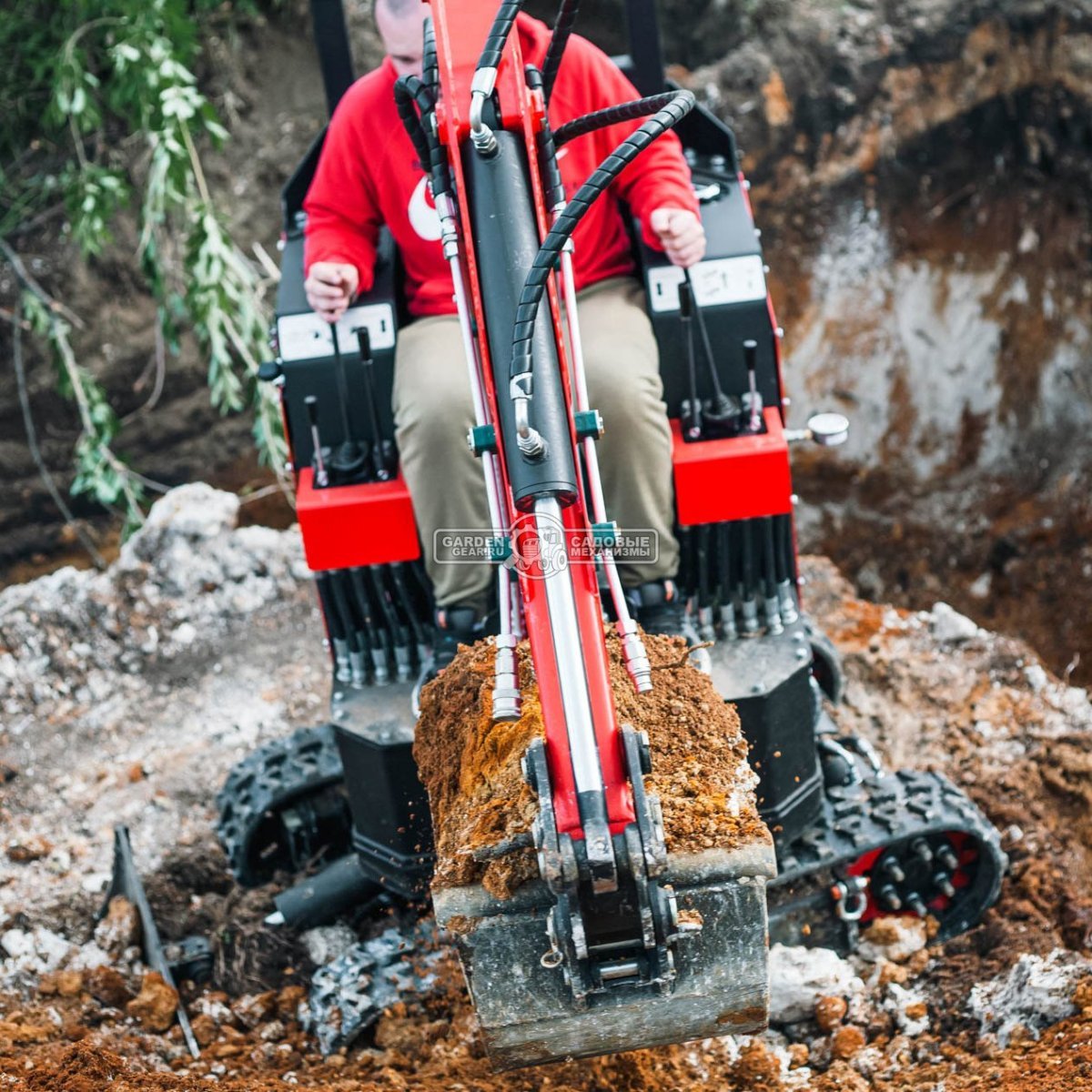 Гусеничный полноповоротный экскаватор RED Rhino RBX-15 Zongshen GB750EFI 30 л.с., глубина копания 2,0 м., ковш 250 мм., 1200 кг.