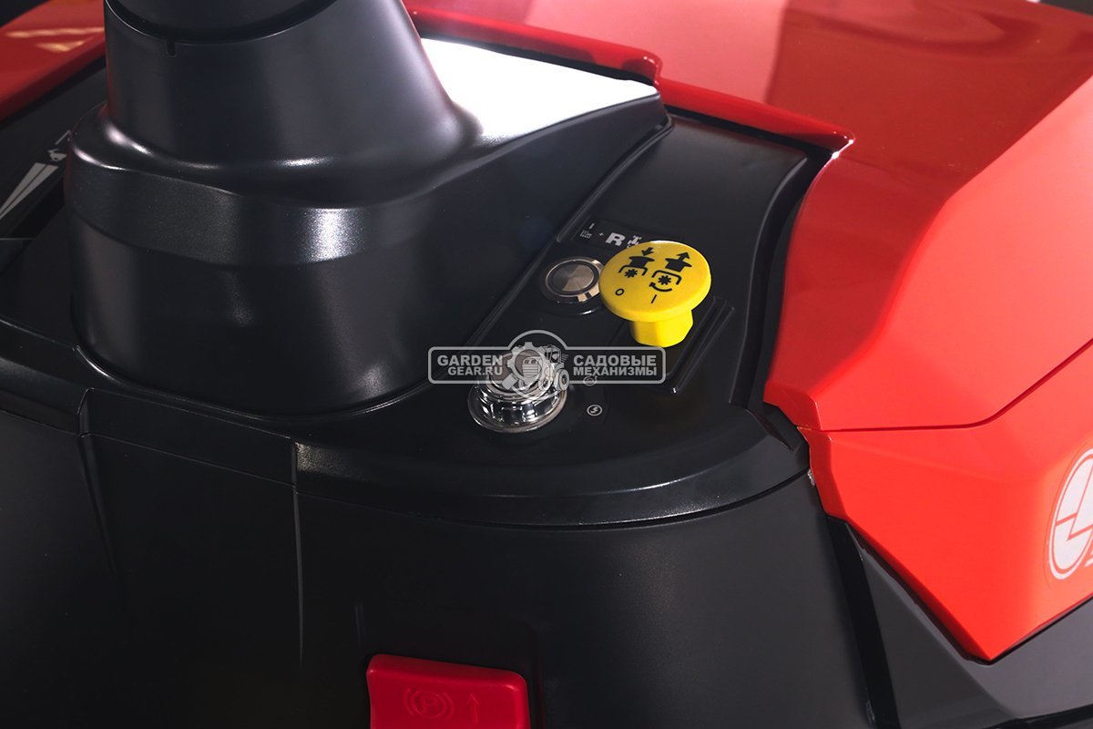 Садовый трактор Oleo-Mac OM 86R/12,5 К M (PRC, Emak K 1250 AVD, 413 см3, 86 см., механика, травосборник 300 л., 190 кг.)