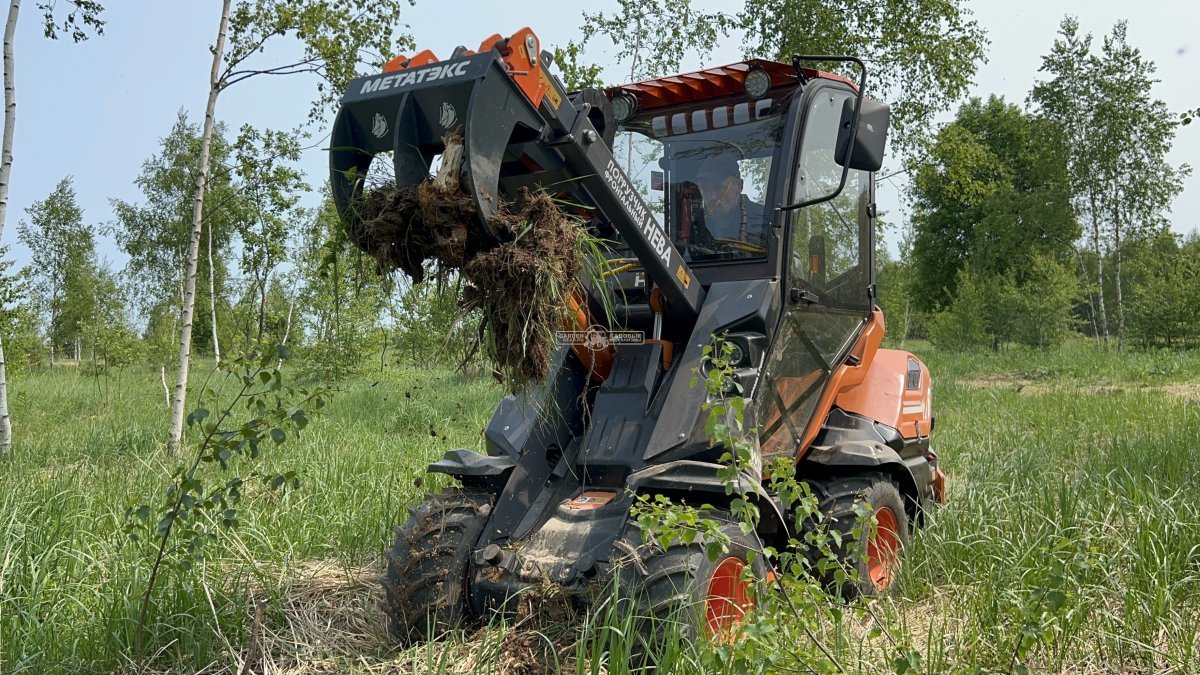 Фронтальный погрузчик Нева с кабиной (RUS, ММЗ-3LDT, 42 л.с., 60 л/мин, грузоподъемность 1200 кг, 2100 кг)