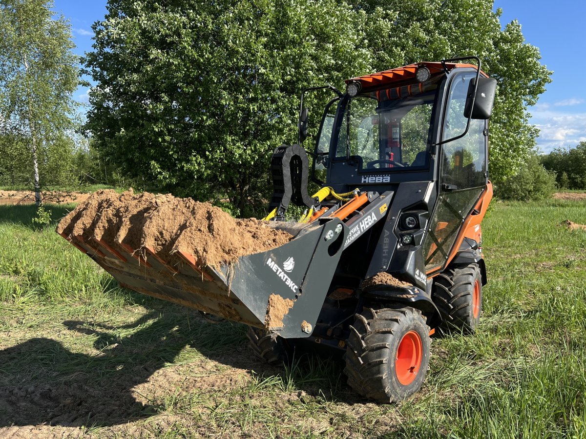 Фронтальный погрузчик Нева с кабиной (RUS, ММЗ-3LDT, 42 л.с., 60 л/мин, грузоподъемность 1200 кг, 2100 кг)