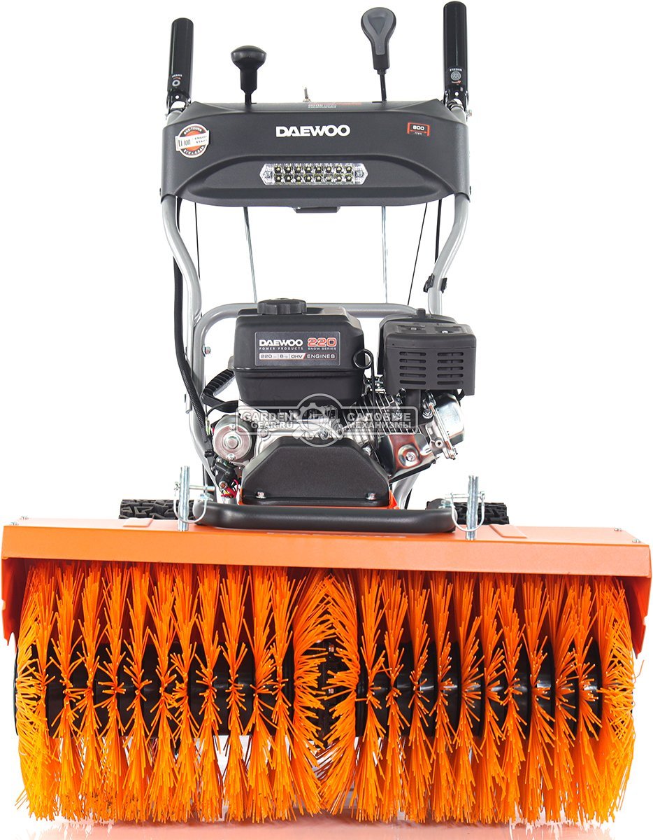 Подметальная машина Daewoo DASC 8080 (PRC, Daewoo 220 куб.см., запуск от аккумулятора 21В, фара, скорости 5/2, шир. 80 см., диам.35 см., 77,5 кг.)