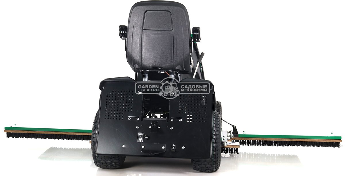 Трактор для футбольного поля Caiman Rapido TOSS Sport с щёткой для ухода за искусственным газоном