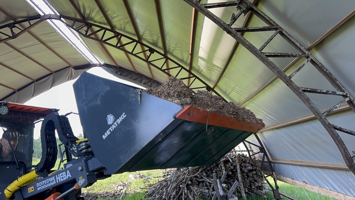 Фронтальный погрузчик Нева с кабиной (RUS, ММЗ-3LDT, 42 л.с., 60 л/мин, грузоподъемность 1200 кг, 2100 кг)