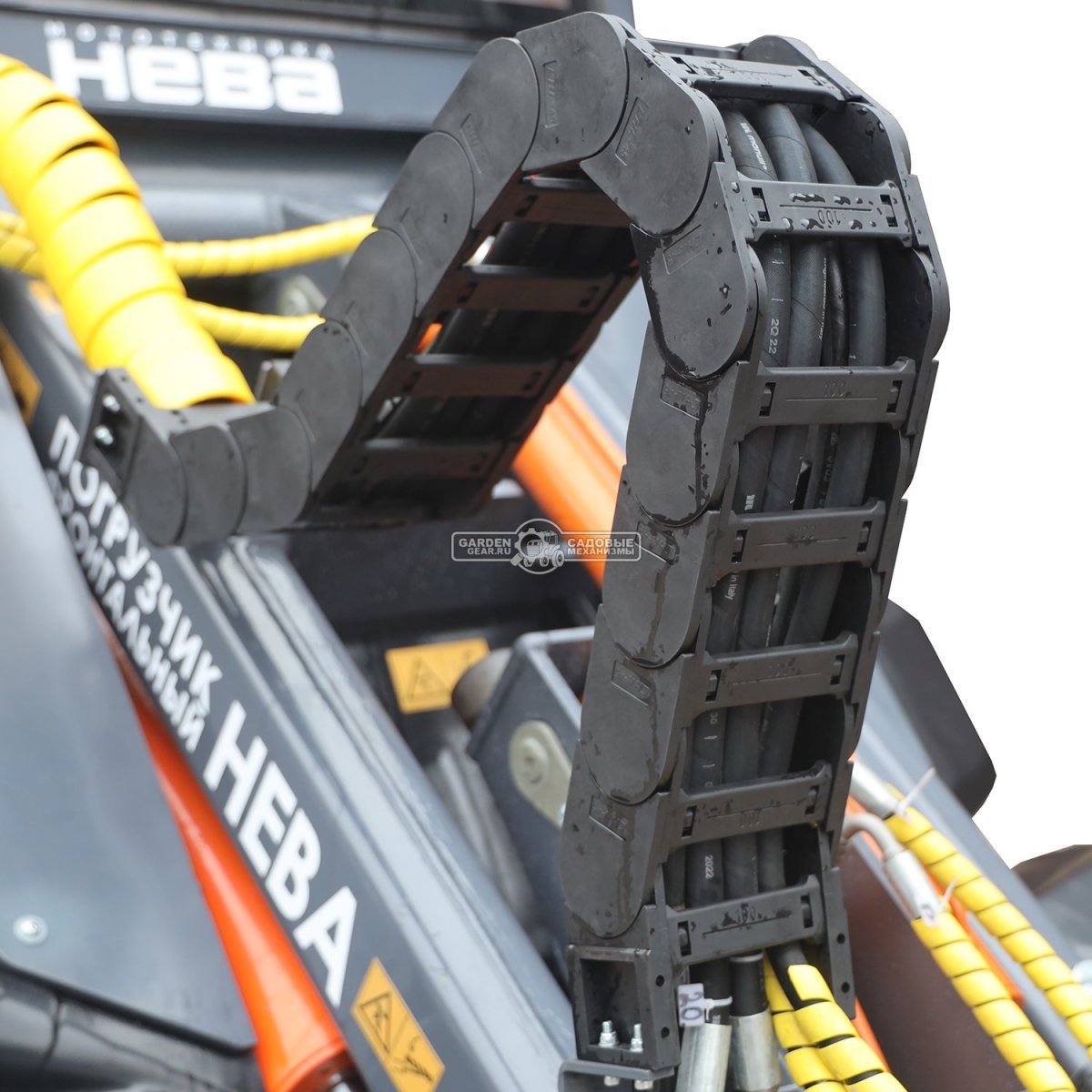 Фронтальный погрузчик Нева с кабиной (RUS, ММЗ-3LDT, 42 л.с., 60 л/мин, грузоподъемность 1200 кг, 2100 кг)