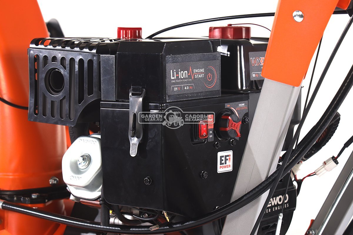 Снегоуборщик Daewoo DAST 1590 (EFI) гусеничный (PRC, 88 см, Daewoo WXE350, 310 куб.см., запуск от аккумулятора, фара, 3-х угольные гусеницы, 142 кг.)