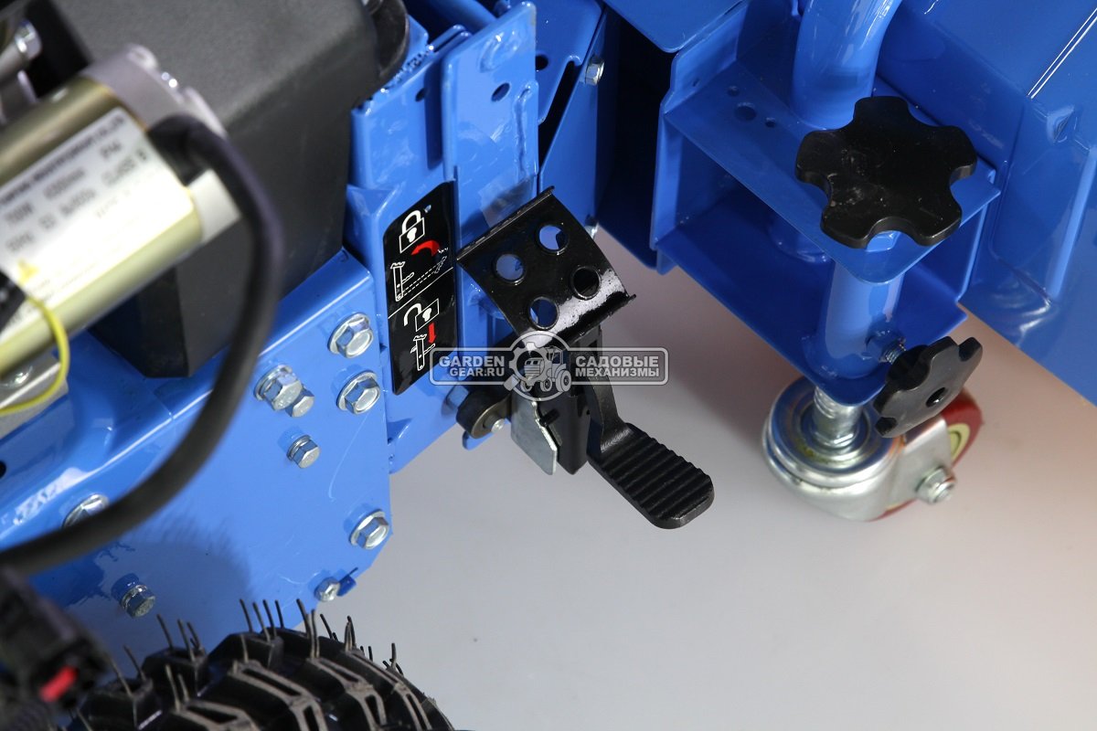 Комбимашина Нева KCB25 со щеткой 60 см, снегоуборщиком, отвалом и контейнером для мусора (PRC, Нева, 196 см3, 5 вперед/2 назад, эл/стартер, 90 кг)