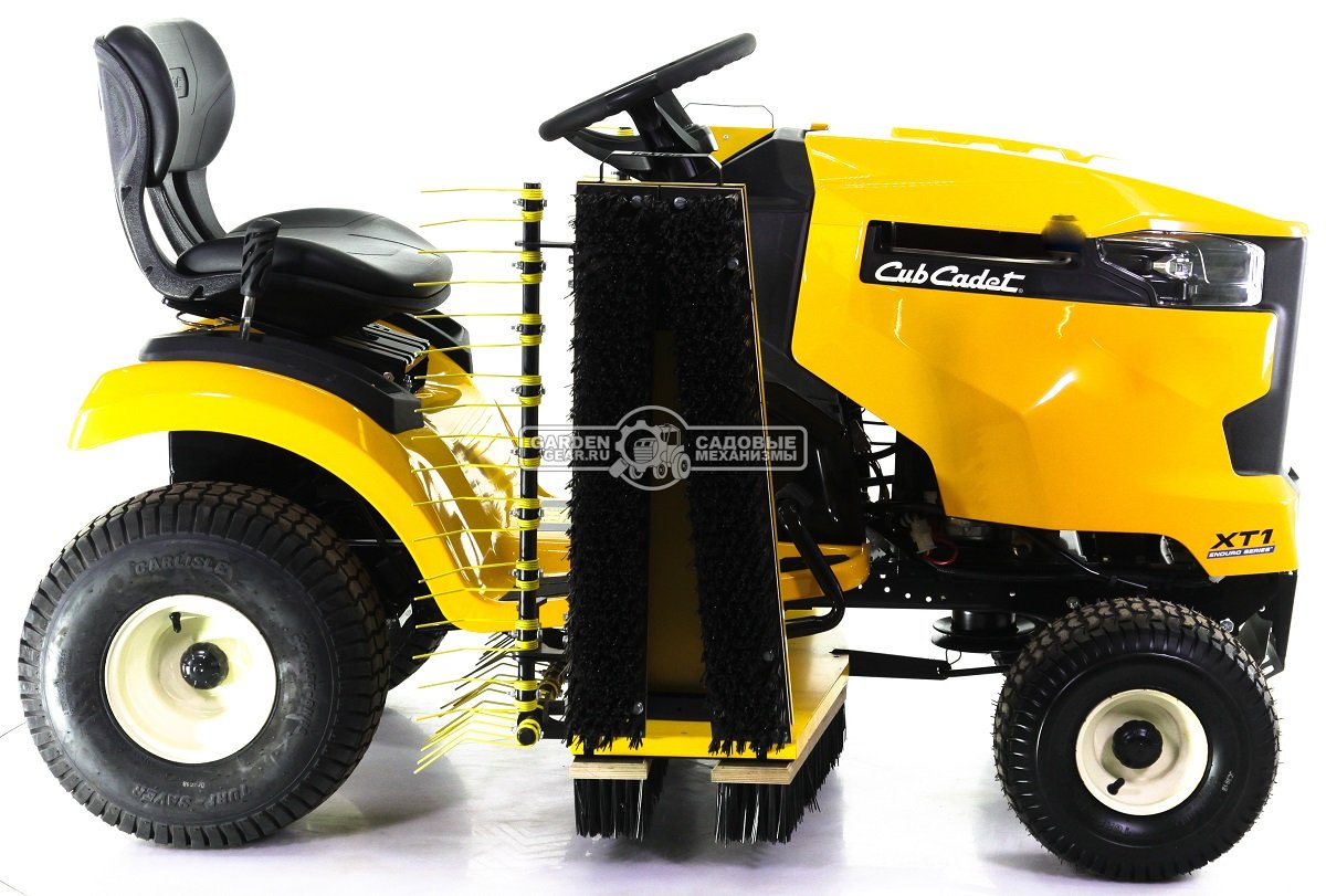 Трактор для футбольного поля Cub Cadet XT1 Sport с щёткой для  искусственного газона