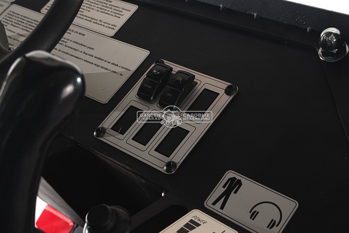 Мини-погрузчик шарнирно сочленённый RED RBF-03 Zongshen GB750EFI 30 л.с., грузоподъемность до 700 кг., ковш 150 л., 1270 кг.