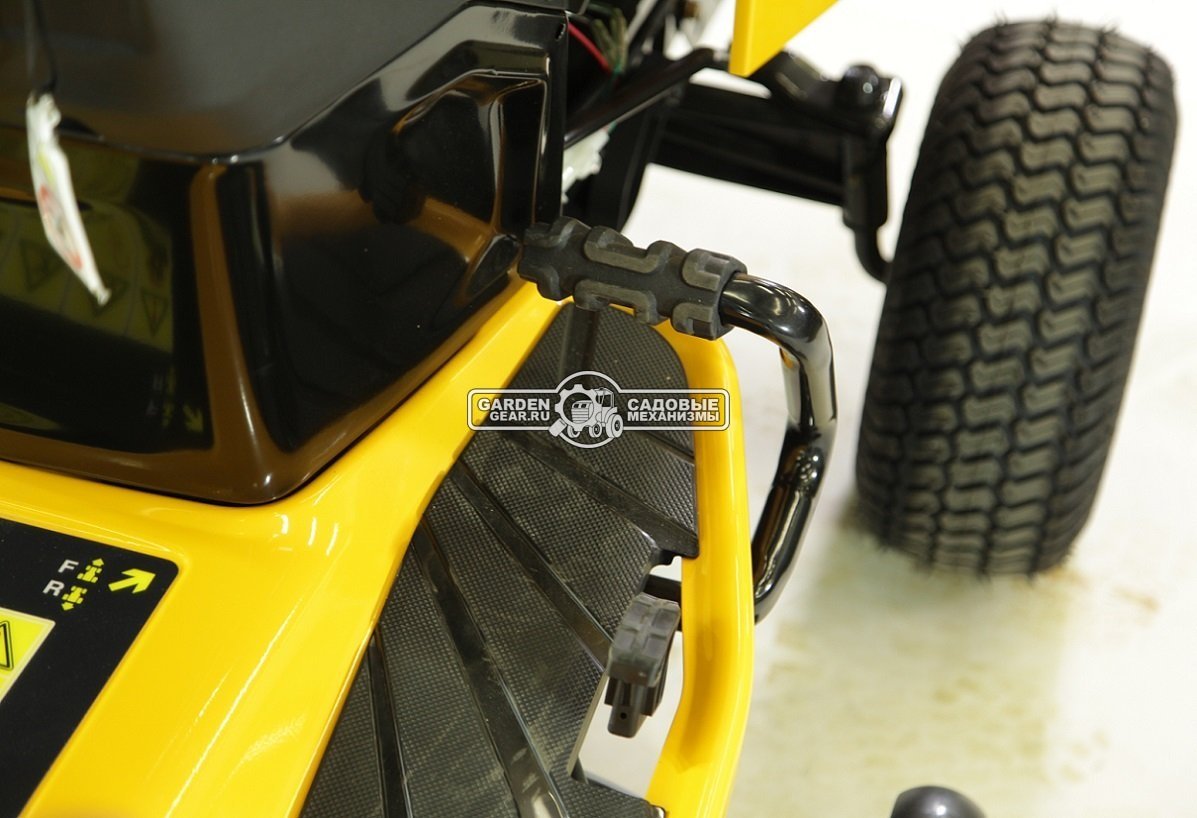 Снегоуборочный трактор Cub Cadet XT3 QR95 с 3X роторным снегоуборщиком и цепями на колеса