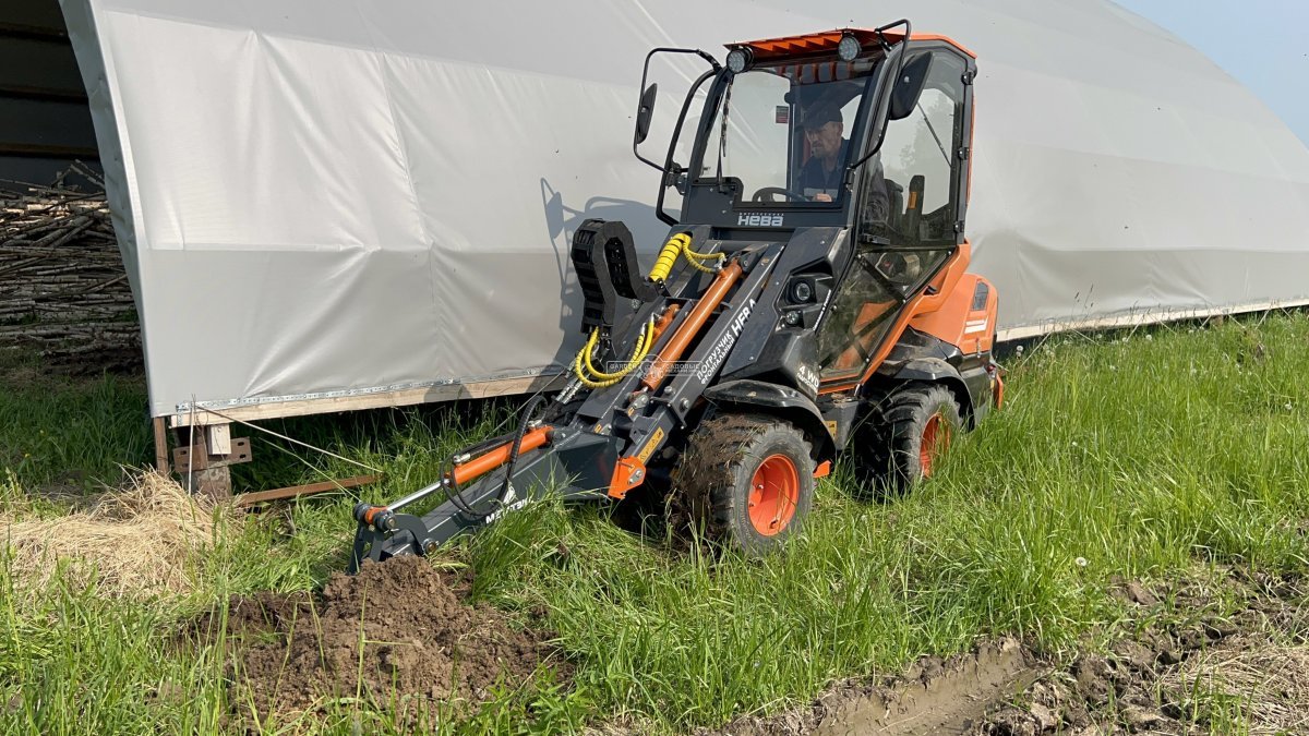 Фронтальный погрузчик Нева с кабиной (RUS, ММЗ-3LDT, 42 л.с., 60 л/мин, грузоподъемность 1200 кг, 2100 кг)