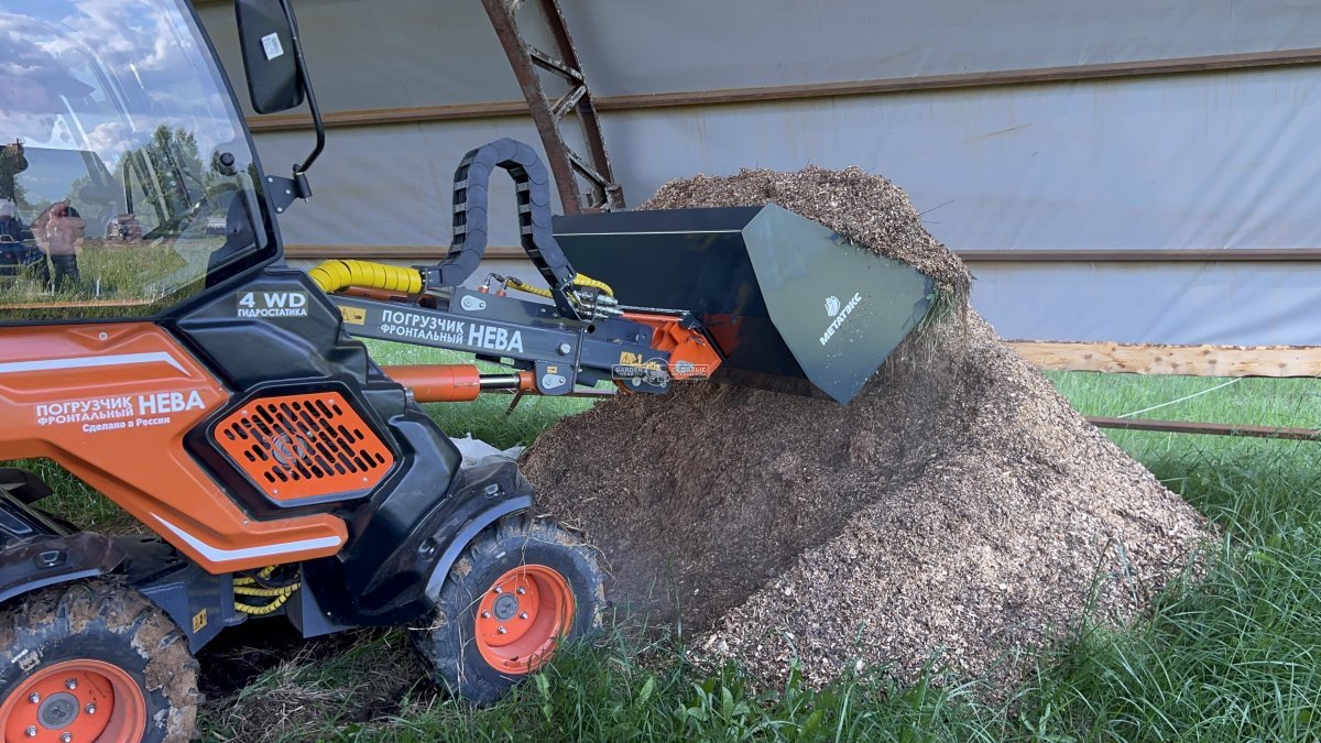 Фронтальный погрузчик Нева с кабиной (RUS, ММЗ-3LDT, 42 л.с., 60 л/мин, грузоподъемность 1200 кг, 2100 кг)