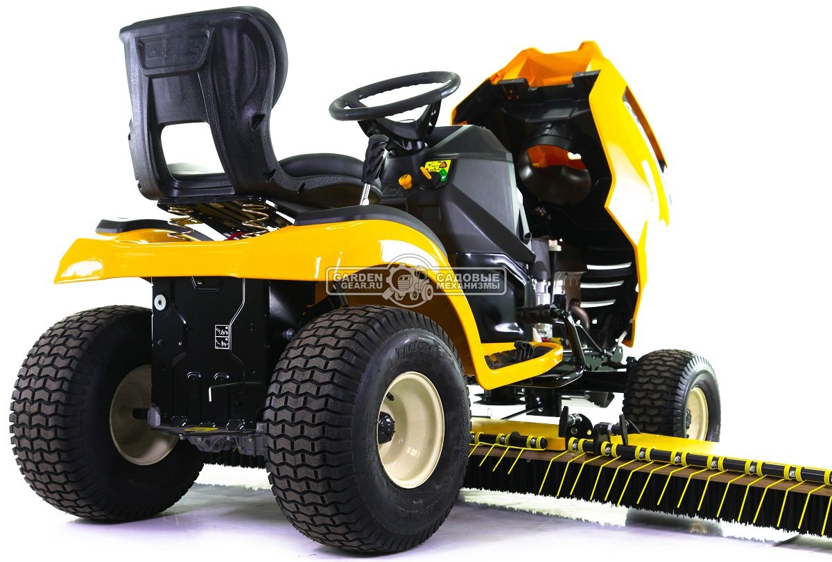 Трактор для футбольного поля Cub Cadet XT1 Sport с щёткой для искусственного газона