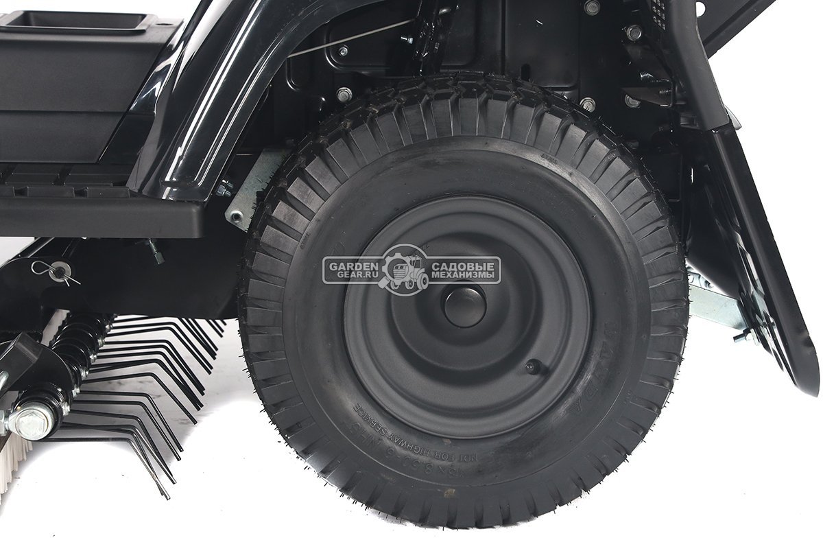 Трактор для футбольного поля Efco EF 84/14,5 K TOSS Sport с щёткой для ухода за искусственным газоном (дека 84 см и травосборник в комплекте)