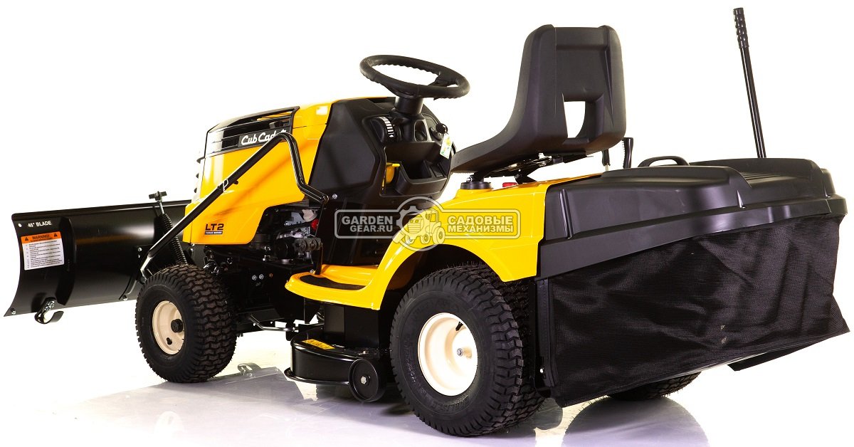 Снегоуборочный трактор Cub Cadet LT2 NR92 с ножом отвалом 117 см., и цепями на колеса