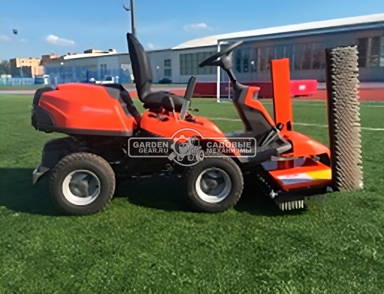 Трактор для футбольного поля Husqvarna TOSS AWD с щёткой для искусственного газона