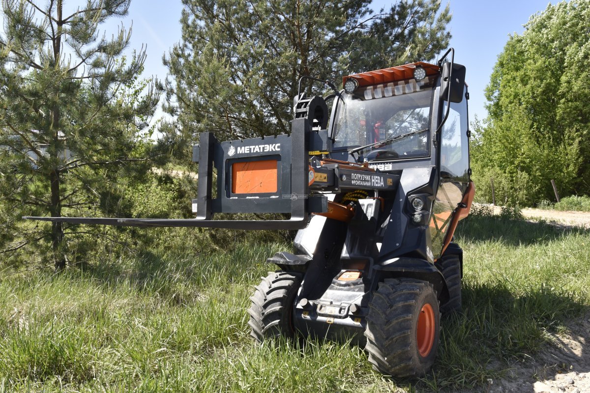 Фронтальный погрузчик Нева с кабиной (RUS, ММЗ-3LDT, 42 л.с., 60 л/мин, грузоподъемность 1200 кг, 2100 кг)