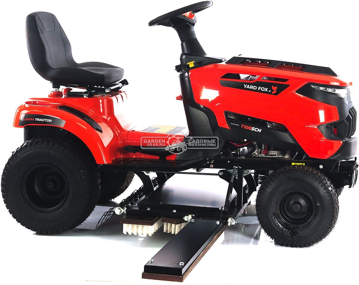 Трактор для футбольного поля Yard Fox 108 TOSS Sport с щёткой для ухода за искусственным газоном